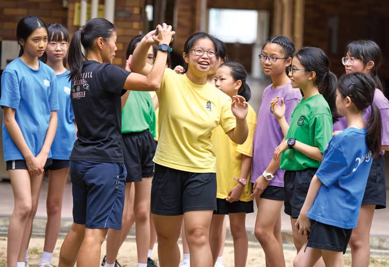 Estudiantes de secundaria practican lanzamiento de bala en clase de educación física. La escuela tiene 64 actividades extracurriculares deportivas, musicales, académicas y de servicio comunitario. (Paul Jeffrey/Hong Kong)