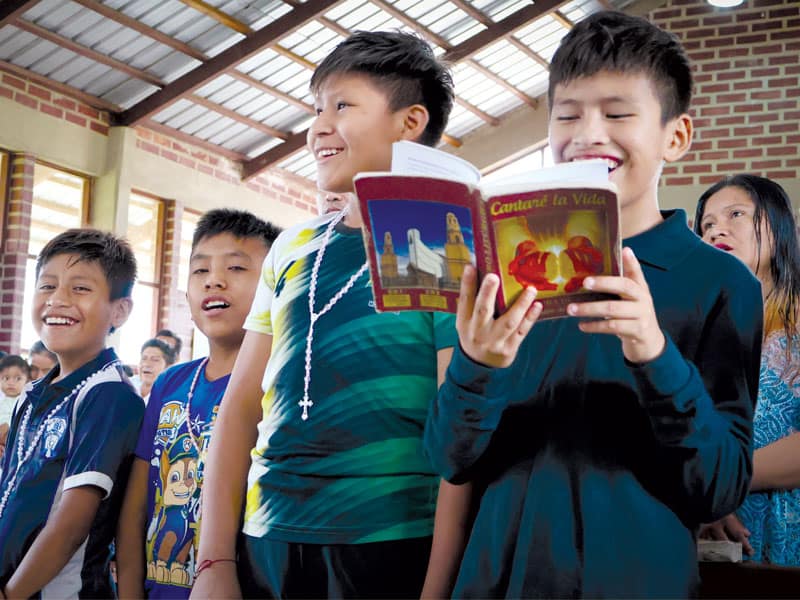 Niños asisten a una Misa en la Parroquia Santísima Trinidad en la región de la Amazonía en la selva de Bolivia. (Adam Mitchell/Bolivia)