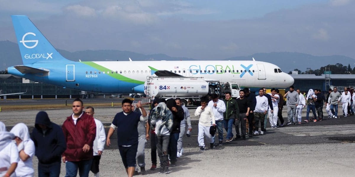 Un migrante es recibido por una familiar en el Centro de Recepción de Migrantes en la Ciudad de Guatemala en enero, después de que él y otros migrantes fueran deportados de EE. UU. (SV, Cristina Chiquin, Reuters/Guatemala)