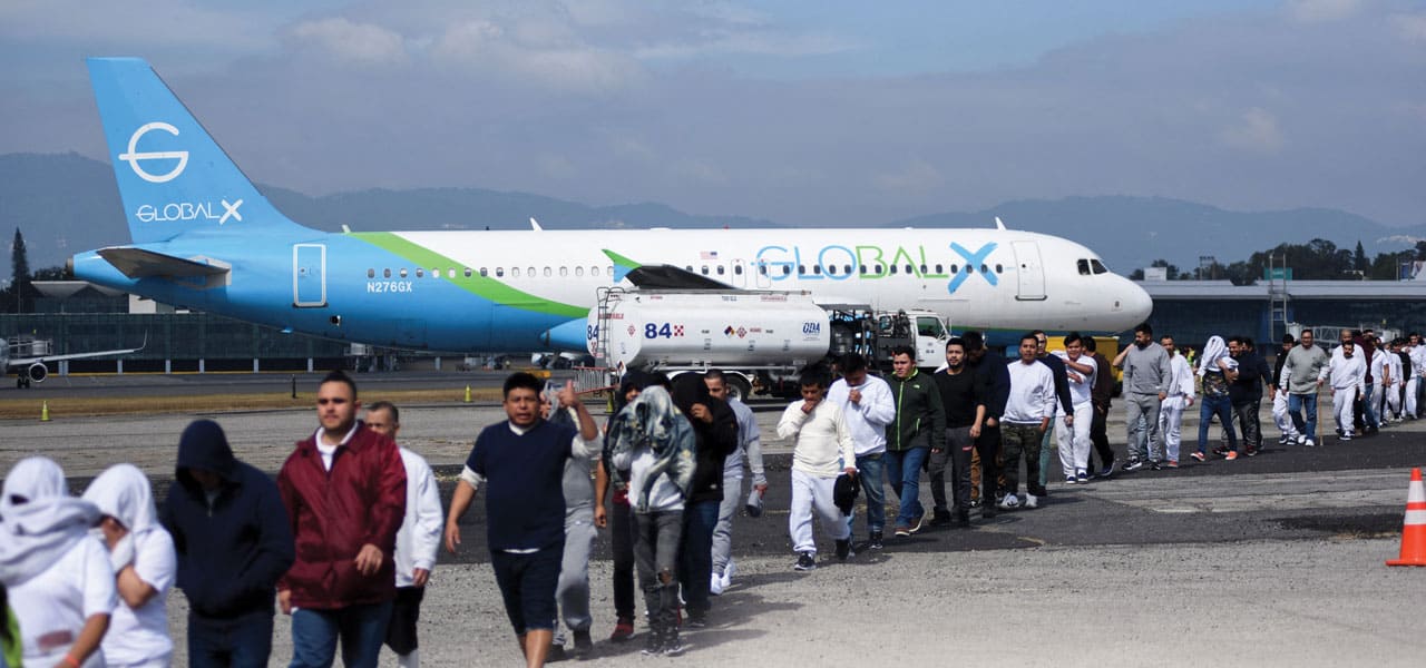 Un migrante es recibido por una familiar en el Centro de Recepción de Migrantes en la Ciudad de Guatemala en enero, después de que él y otros migrantes fueran deportados de EE. UU. (SV, Cristina Chiquin, Reuters/Guatemala)