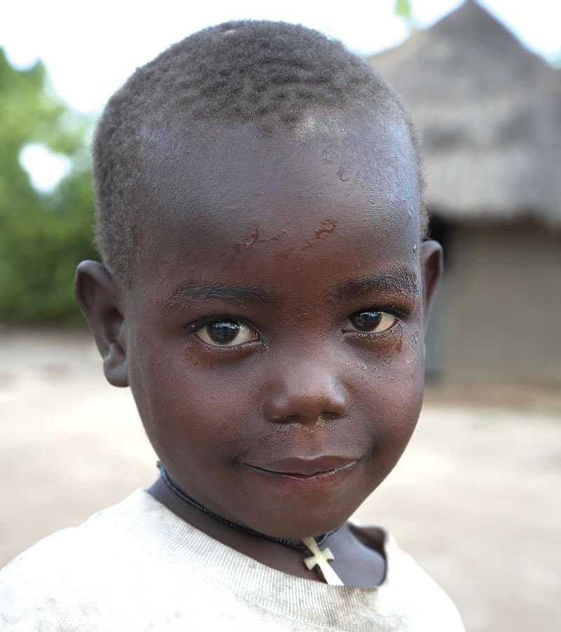 Foto del rostro de un niño portando un pequeño crucifijo en Sudán del Sur (Sean Sprague/Sudán del Sur)