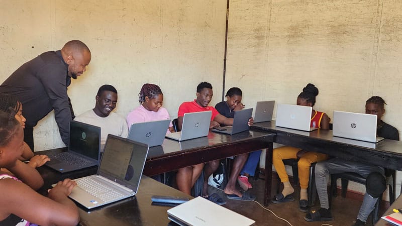 El Centro Norton, ahora en una instalación con cinco aulas, ofrece clases de informática, capacitación con la elaboración de bisutería y talleres de superación personal y manejo del estrés. (Cortesía de Chiyoung Pak, M.M./Zimbabue)
