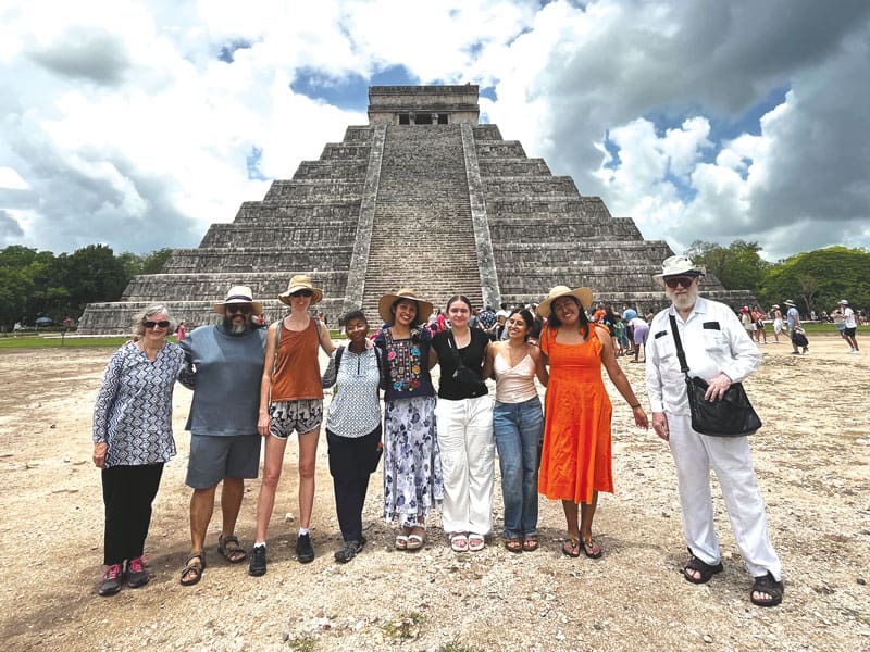 De izq. a dcha.: Participantes y estudiantes de la comunidad católica de Stanford, Valerie, Ray, Cristina, Sister Regena, Giselle, Esperanza, Minerva, Fernanda y el Padre Martin en Chichén Itzá. (Cortesía de Ray Almanza/México)