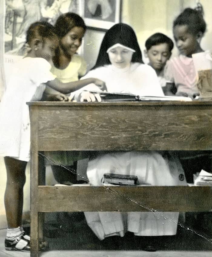 La Hermana Helen aparece en esta foto en 1949 en el Colegio San Vicente en la Zona del Canal de Panamá, donde enseñó primer grado de primaria durante 10 años. (Maryknoll Mission Archives)