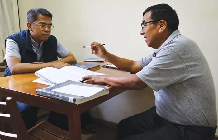 Oscar Rosas (derecha) enseña español al Padre Melchor Andaya de las Filipinas. (Adam Mitchell/Bolivia)