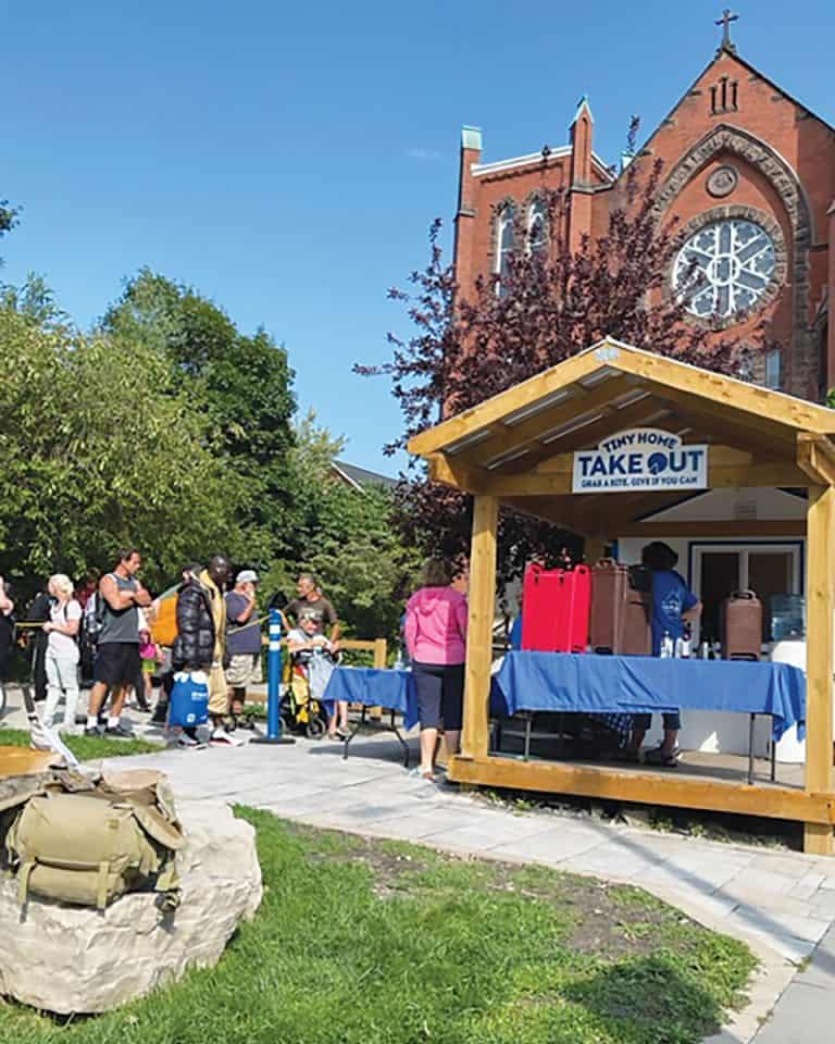 El programa Casita de Comida para Llevar de la parroquia Nuestra Señora Santa María de los Siete Dolores en Kitchener, Ontario, Canadá, está abierta cinco días a la semana y sirve comidas. (Penny Laurette/Canadá)