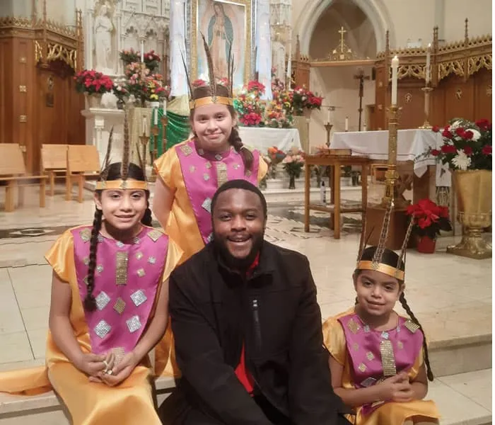 Joshua Maondo en la parroquia St. Basil en Chicago. (Cortesía de Joshua Maondo/EE.UU.)