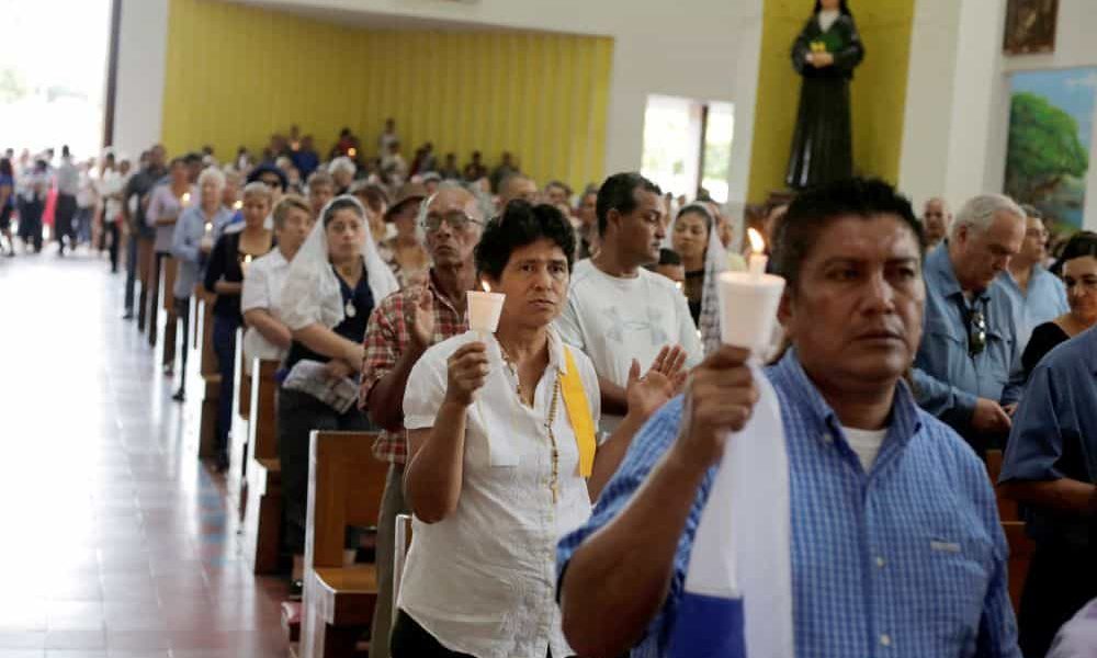 Fieles con velas rezan durante una misa en la Catedral Metropolitana de Managua, Nicaragua, el 28 de octubre de 2018, en apoyo al obispo auxiliar nicaragüense Silvio José Báez Ortega y para exigir la liberación de los manifestantes detenidos durante las protestas contra el gobierno del presidente nicaragüense Daniel Ortega. (OSV News/Jorge Cabrera, Reuters)