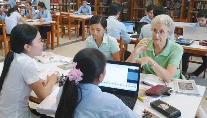 Hermanas Maryknoll ayudaron a equipar la biblioteca universitaria.