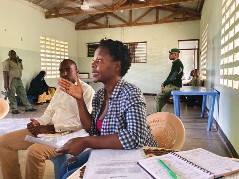 Los voluntarios hablan sobre el abuso de alcohol y sustancias a los pacientes de Port Reitz y a los reclusos transportados por soldados desde la prisión de Shimo La Tewa para asistir a la sesión. (Cortesía de Megan Hamilton/Kenia)