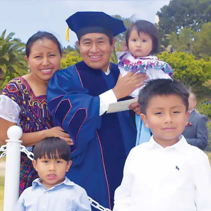 Cano, acompañado de su esposa Ana, sus hijos Leonel y Alan, y su hija Nova, celebra su graduación como Doctor en Educación de Pepperdine University, California, en mayo del 2022. (Cortesía de Juanatano Cano/Guatemala)