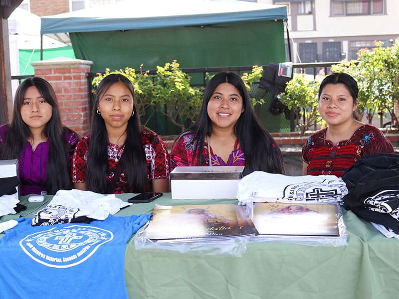 Jóvenes de la comunidad de Santa Eulalia participan en la reunión anual de la Pastoral Maya que se celebró el pasado julio en la Iglesia Santa Cruz en Los Ángeles, California. (Elías Simón/EE.UU.)
