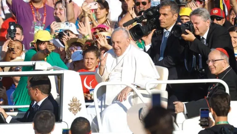 Alrededor de 1.5 millones de jóvenes dan la bienvenida al Papa Francisco cuando llega al Parque Tejo en Lisboa para la Misa de clausura de la Jornada Mundial de la Juventud el 6 de agosto, 2023. (CNS/Lola Gómez)