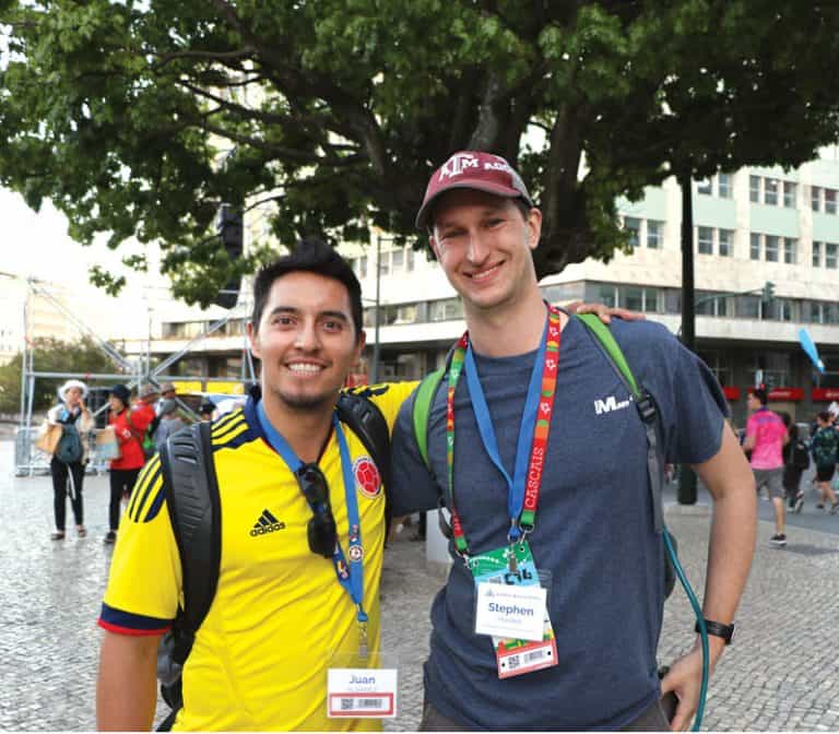 Juan Álvarez, un peregrino de Texas, y el seminarista Maryknoll Stephen Harden posan para la foto después de asistir a la Misa de Bienvenida del Papa Francisco en el Parque Eduardo VII. (Giovana Soria/Portugal)