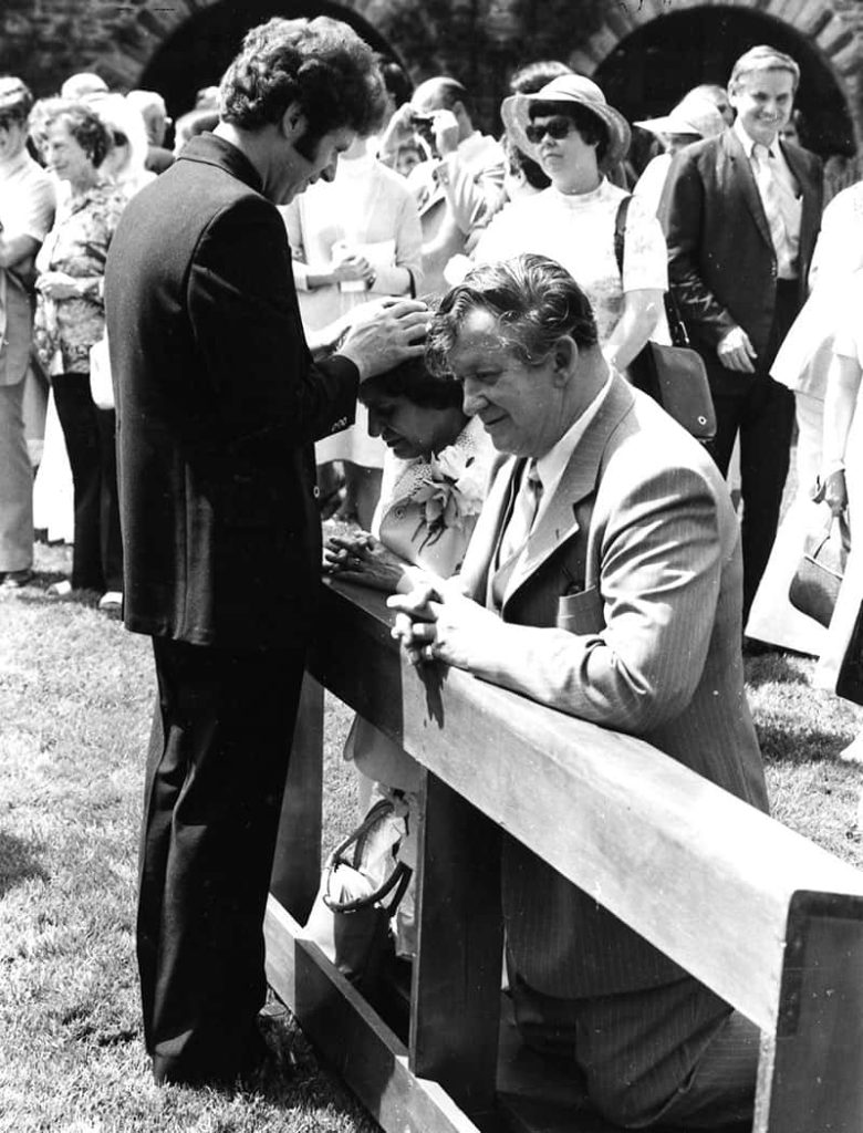El recién ordenado sacerdote Stephen Judd da la primera bendición a sus padres, Esther y Charley, que asistieron a la celebración en 1978 en el seminario Maryknoll en Nueva York. (Maryknoll Mission Archives/EE.UU.)
