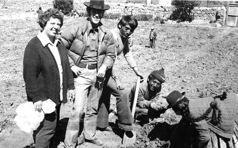 Durante su servicio misionero en Perú, el joven sacerdote Stephen Judd acompaña y visita a las comunidades campesinas en la región de Puno, Perú, en el año 1986. (James J. Hengy, M.M./Perú)