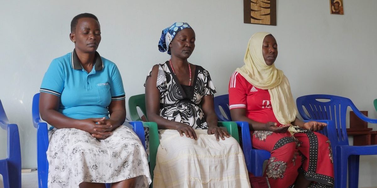 Un grupo de vecinas se unen en oración en la Casa de Oración del Lago del Buen Pastor en Tanzania, donde la Hermana Maryknoll Janet Srebalus ha dado dirección espiritual. (Sean Sprague/Tanzania)