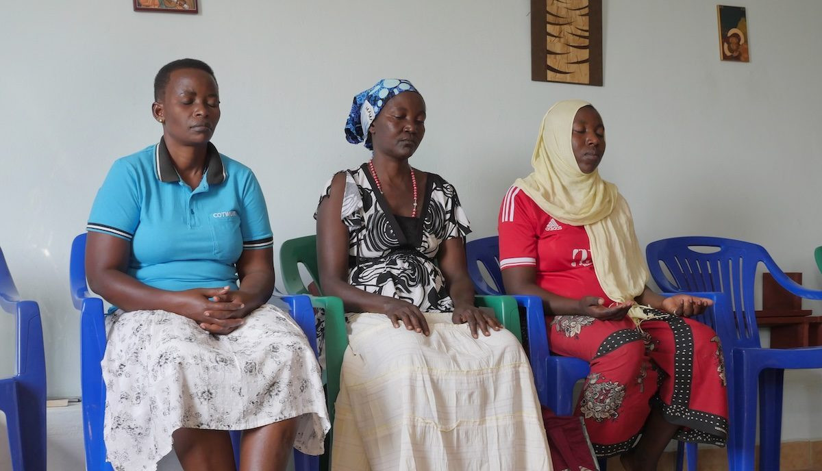 Un grupo de vecinas se unen en oración en la Casa de Oración del Lago del Buen Pastor en Tanzania, donde la Hermana Maryknoll Janet Srebalus ha dado dirección espiritual. (Sean Sprague/Tanzania)