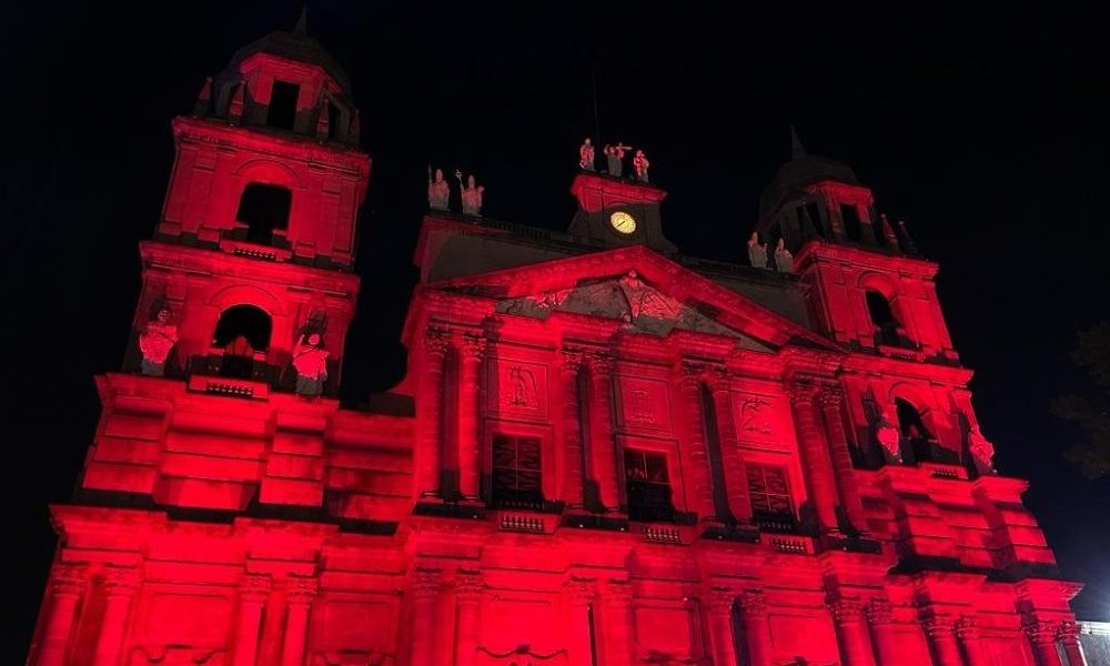 La catedral de San José de Nazaret en Toluca, México, se ilumina en noviembre de 2023 con motivo de la iniciativa “Miércoles Rojo”, que forma parte de la conmemoración de Ayuda a la Iglesia Necesitada en favor de los cristianos perseguidos. (OSV News/cortesía de ACN)