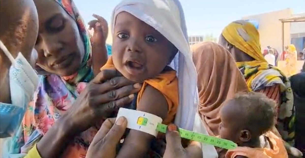 Un niño es examinado por desnutrición en un campamento del Programa Mundial de la Salud en el-Fasher en Darfur, Sudán, el 27 de marzo del 2025 en esta captura de video. (OSV News photo/WFP Handout via Reuters)