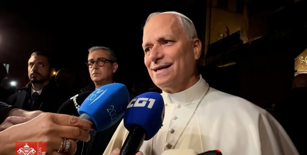 El Papa León XIV aparece hablando con periodistas frente al Palazzo Barberini en Castel Gandolfo, Italia, en una captura de pantalla de un vídeo grabado el 4 de noviembre de 2025. (CNS/captura de pantalla, Vatican Media).