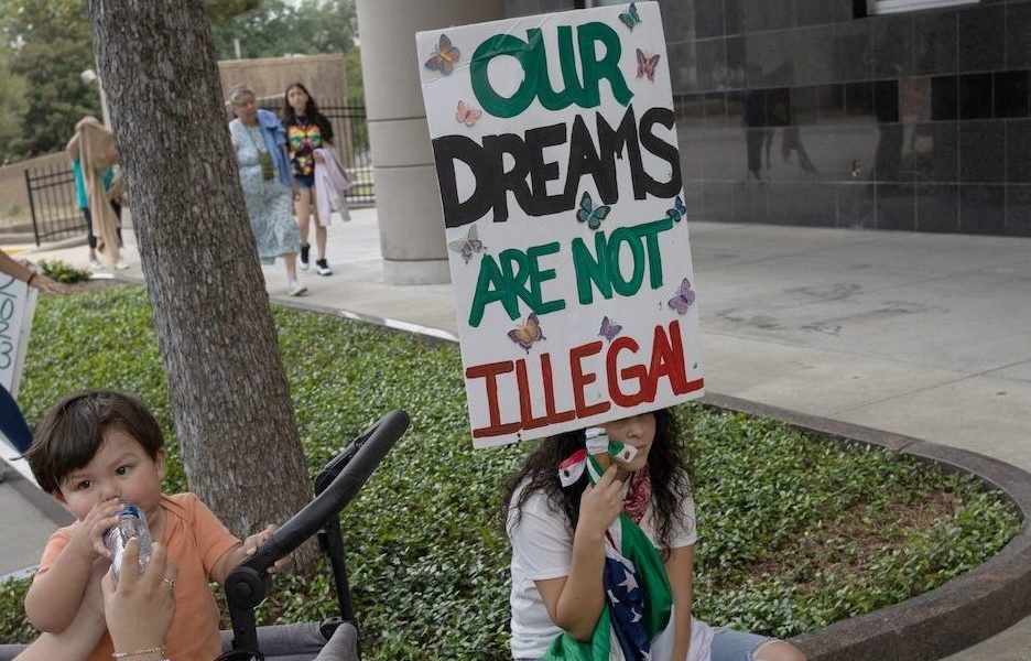 Brendaletzy Lopez, 30, una recipiente del programa de Acción Diferida para los Llegados en la Infancia (DACA) sostiene un cartel que dice «Nuestros sueños no son ilegales» antes de una audiencia sobre el programa de DACA, afuera de la corte federal en Houston el primero de junio del 2023. Los obispos católicos de Texas dicen que una corte federal está preparada para cambiar el estatus legal de 86.000 recipientes de DACA en Texas a fuera de la ley. Por lo tanto, dicen, cualquier persona que tenga DACA o sea elegible para recibirla, tendría que considerar las implicaciones de salir o quedarse en Texas. (OSV News photo/Adrees Latif, Reuters)