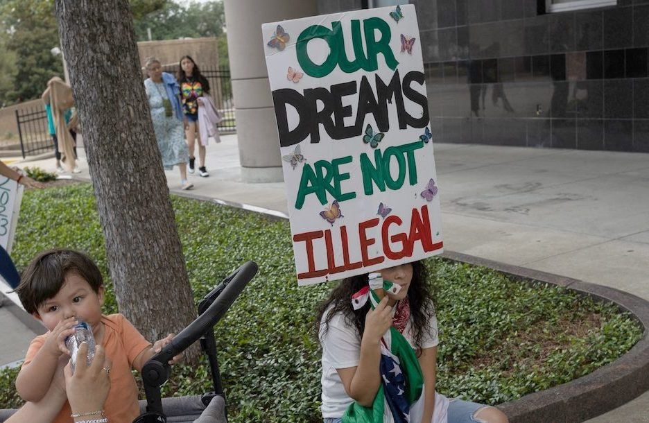 Brendaletzy Lopez, 30, una recipiente del programa de Acción Diferida para los Llegados en la Infancia (DACA) sostiene un cartel que dice «Nuestros sueños no son ilegales» antes de una audiencia sobre el programa de DACA, afuera de la corte federal en Houston el primero de junio del 2023. Los obispos católicos de Texas dicen que una corte federal está preparada para cambiar el estatus legal de 86.000 recipientes de DACA en Texas a fuera de la ley. Por lo tanto, dicen, cualquier persona que tenga DACA o sea elegible para recibirla, tendría que considerar las implicaciones de salir o quedarse en Texas. (OSV News photo/Adrees Latif, Reuters)