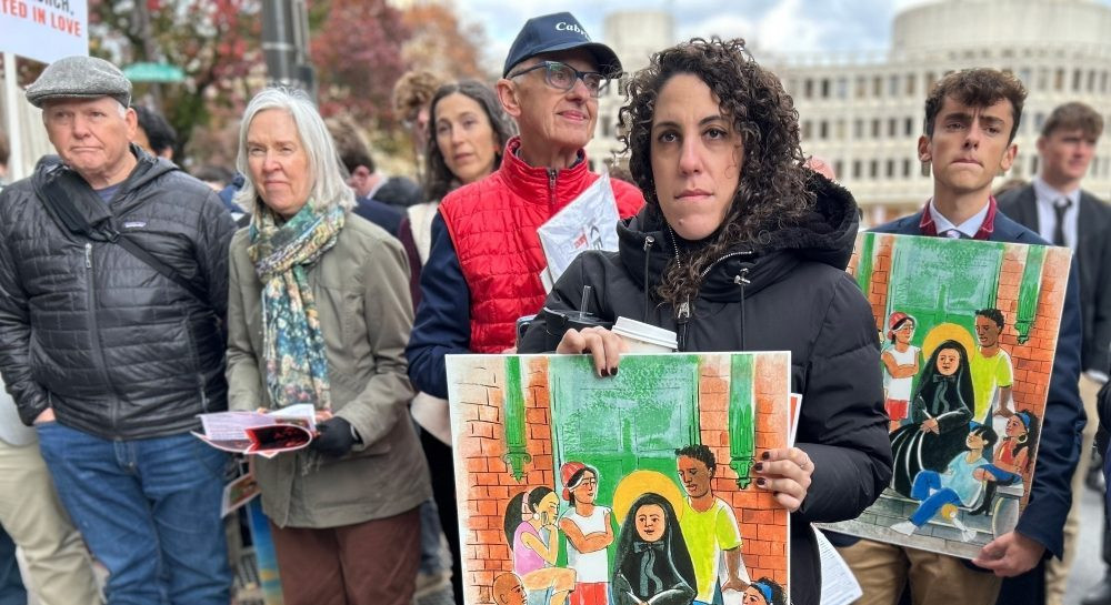 Una mujer que asistió a la vigilia de oración y procesión eucarística por los inmigrantes celebrada el 13 de noviembre de 2025 frente a la Oficina de Inmigración y Aduanas de Filadelfia, sostiene una imagen de Santa Francisca Javier Cabrini, patrona universal de los inmigrantes, cuya festividad se eligió para conmemorar la ocasión. La vigilia fue una de las varias que se celebraron ese día en todo el país como parte de la iniciativa “Una Iglesia, una familia”, un esfuerzo popular puesto en marcha por varias entidades católicas. (OSV News/Gina Christian)