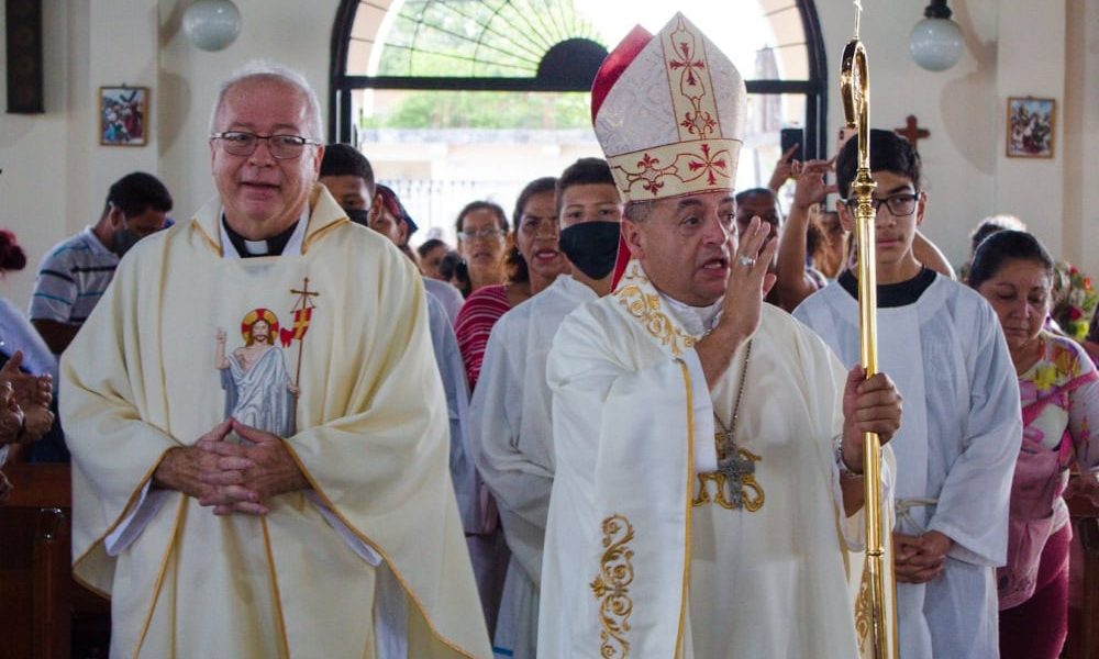 El Obispo Carlos Cabezas, de Ciudad Guayana (Venezuela), bendice a la congregación de la parroquia misionera Jesucristo Resucitado en esta foto sin fecha. A la izquierda se encuentra el padre Greg Schaffer, sacerdote de la archidiócesis de St. Paul y Minneapolis, que ha prestado servicio en la misión de la archidiócesis en Venezuela durante 28 años. (OSV News/cortesía de la parroquia misionera Jesucristo Resucitado)