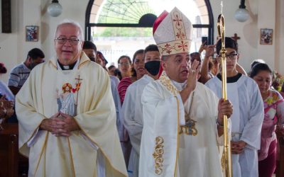 El Obispo Carlos Cabezas, de Ciudad Guayana (Venezuela), bendice a la congregación de la parroquia misionera Jesucristo Resucitado en esta foto sin fecha. A la izquierda se encuentra el padre Greg Schaffer, sacerdote de la archidiócesis de St. Paul y Minneapolis, que ha prestado servicio en la misión de la archidiócesis en Venezuela durante 28 años. (OSV News/cortesía de la parroquia misionera Jesucristo Resucitado)