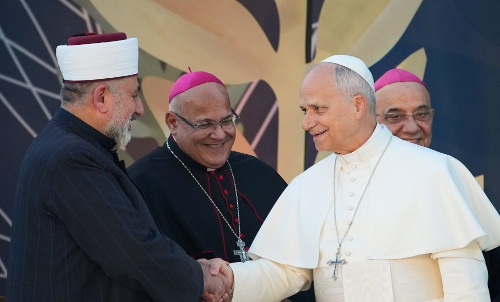 El Papa León XIV estrecha la mano de Sheikh Ali Kaddour, presidente del Consejo Islámico Alawi del Líbano, durante una reunión ecuménica e interreligiosa celebrada en la Plaza de los Mártires de Beirut, Líbano, el 1 de diciembre de 2025. (CNS/Lola Gómez)