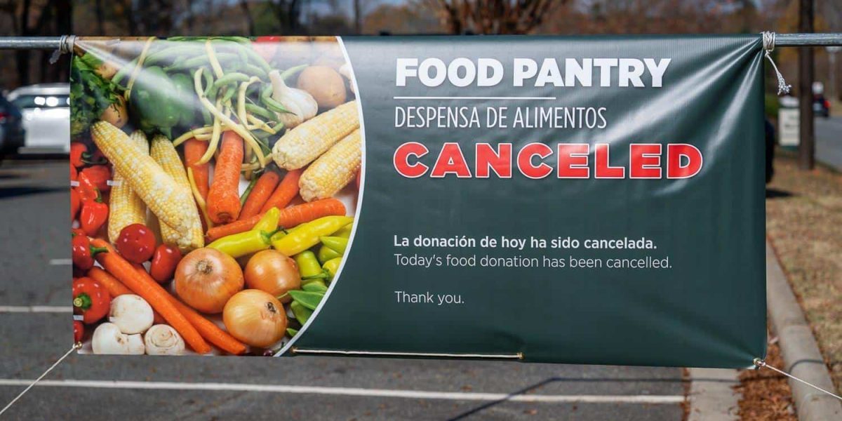 La despensa de alimentos Casa Marillac de la parroquia Nuestra Señora de Guadalupe en Charlotte, Carolina del Norte, que normalmente atiende a cientos de familias todos los miércoles con el apoyo del Departamento de Policía de Charlotte-Mecklenburg y el Banco de Alimentos Second Harvest, cerró sus puertas el 19 de noviembre del 2025. La parroquia está explorando alternativas para seguir distribuyendo alimentos a quienes lo necesitan ante el temor por la presencia de la Patrulla Fronteriza como parte de las estrictas políticas migratorias de la administración Trump. (OSV News/ Troy C. Hull, Catholic News Herald)