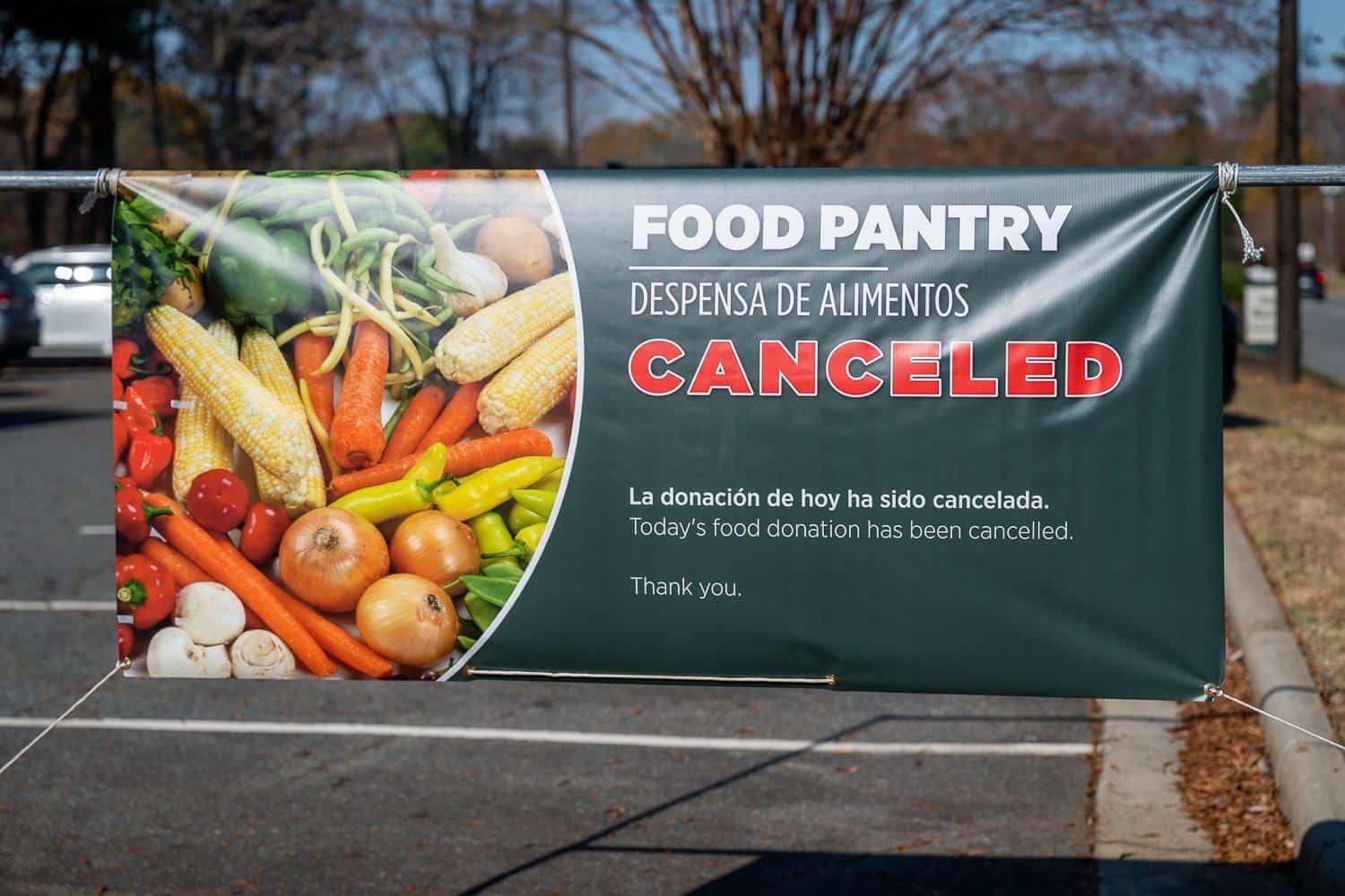 La despensa de alimentos Casa Marillac de la parroquia Nuestra Señora de Guadalupe en Charlotte, Carolina del Norte, que normalmente atiende a cientos de familias todos los miércoles con el apoyo del Departamento de Policía de Charlotte-Mecklenburg y el Banco de Alimentos Second Harvest, cerró sus puertas el 19 de noviembre del 2025. La parroquia está explorando alternativas para seguir distribuyendo alimentos a quienes lo necesitan ante el temor por la presencia de la Patrulla Fronteriza como parte de las estrictas políticas migratorias de la administración Trump. (OSV News/ Troy C. Hull, Catholic News Herald)