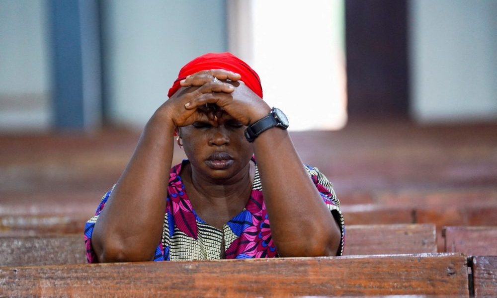 Una mujer ora durante la Misa vespertina en la Catedral de San Miguel en Minna, Nigeria, el 4 de diciembre de 2025. (OSV News/Marvellous Durowaiye, Reuters)