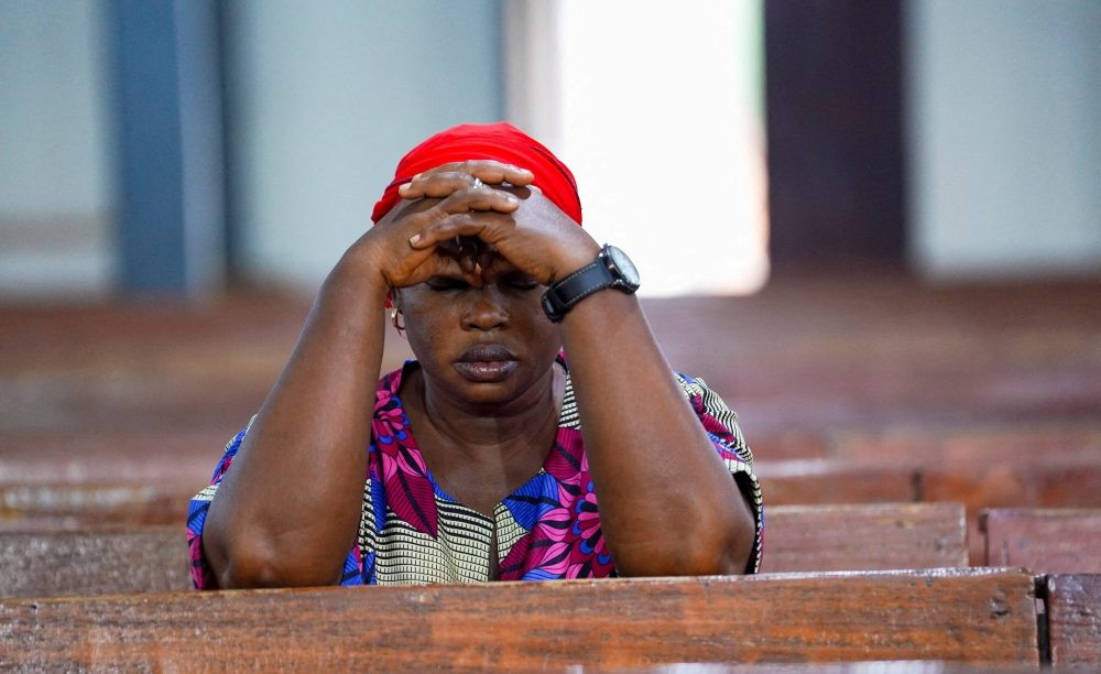 Una mujer ora durante la Misa vespertina en la Catedral de San Miguel en Minna, Nigeria, el 4 de diciembre de 2025. (OSV News/Marvellous Durowaiye, Reuters)