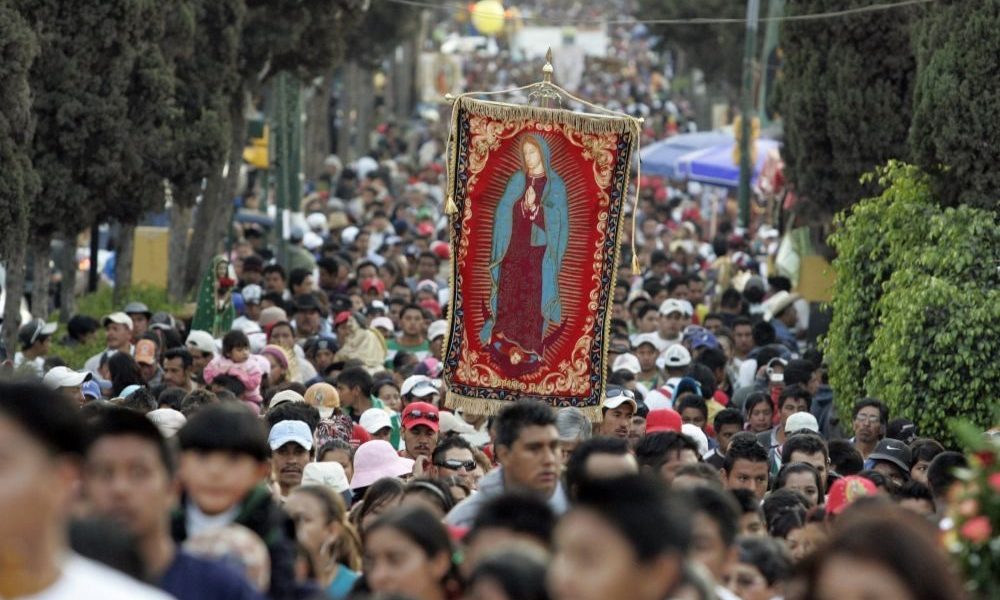 Una foto de archivo muestra a peregrinos dirigiéndose a la Basílica de Nuestra Señora de Guadalupe en la Ciudad de México. A medida que se acerca el 12 de diciembre, millones de peregrinos convergen en la basílica, uno de los santuarios marianos más visitados del mundo. (OSV News/Felipe Courzo, Reuters)