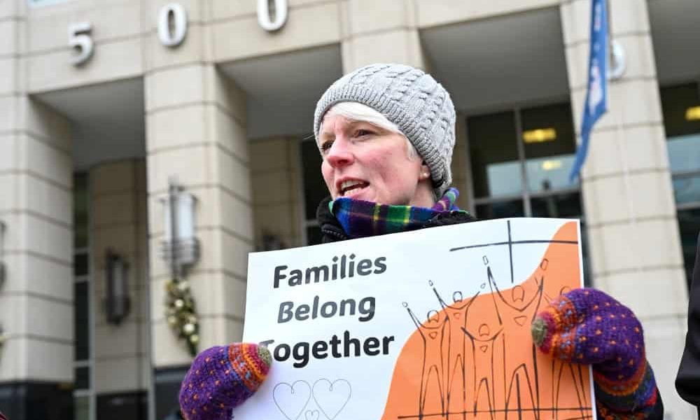Susan Gunn, directora de la Oficina de Asuntos Globales Maryknoll, asiste a una vigilia de oración frente a la sede del Servicio de Inmigración y Control de Aduanas de Estados Unidos en Washington el 12 de diciembre de 2025. La vigilia se celebró en la fiesta de Nuestra Señora de Guadalupe para honrar a la patrona de las Américas y mostrar apoyo a «nuestros hermanos y hermanas inmigrantes», según informaron los organizadores. (OSV News/Leslie E. Kossoff)