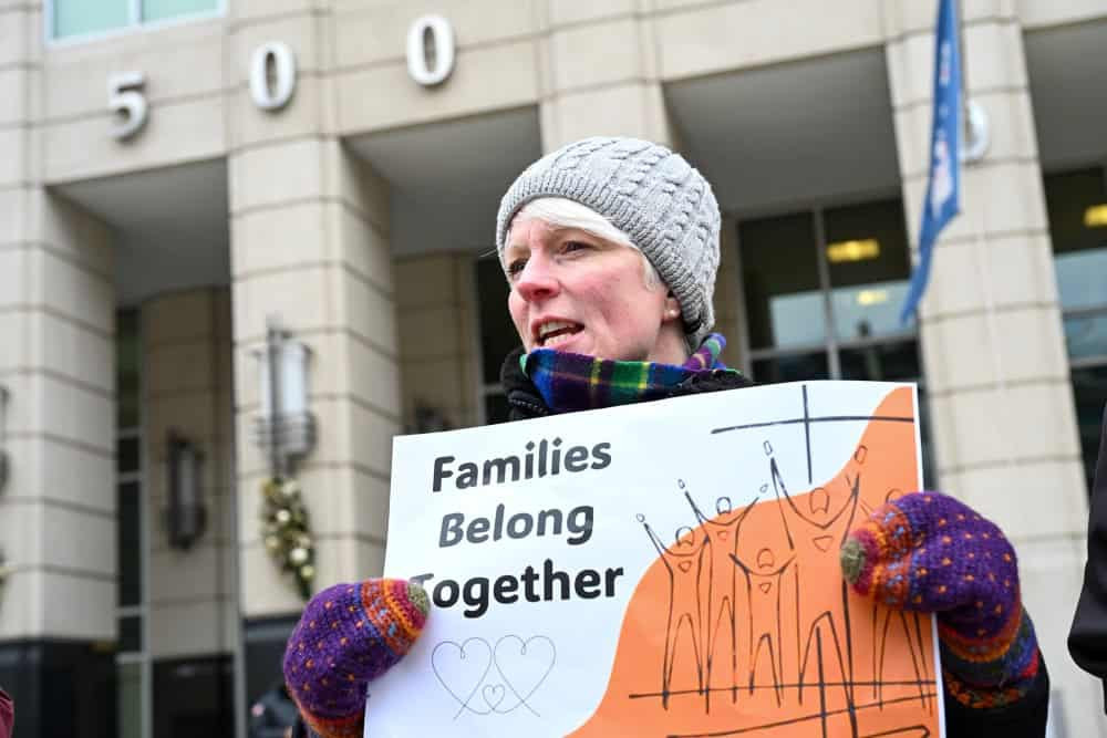 Susan Gunn, directora de la Oficina de Asuntos Globales Maryknoll, asiste a una vigilia de oración frente a la sede del Servicio de Inmigración y Control de Aduanas de Estados Unidos en Washington el 12 de diciembre de 2025. La vigilia se celebró en la fiesta de Nuestra Señora de Guadalupe para honrar a la patrona de las Américas y mostrar apoyo a «nuestros hermanos y hermanas inmigrantes», según informaron los organizadores. (OSV News/Leslie E. Kossoff)
