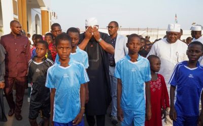 Los alumnos de la escuela católica St. Mary’s de Papiri, Nigeria, llegan a la sede del Gobierno del estado de Níger el 8 de diciembre de 2025, tras ser liberados del cautiverio en el que se encontraban desde su secuestro por hombres armados el 21 de noviembre. Las autoridades eclesiásticas confirmaron que los 130 alumnos restantes fueron liberados el 21 de diciembre, poniendo fin a un calvario de un mes que comenzó cuando más de 300 alumnos fueron secuestrados de la escuela diocesana del estado de Níger. (OSV News/Marvellous Durowaiye, Reuters)