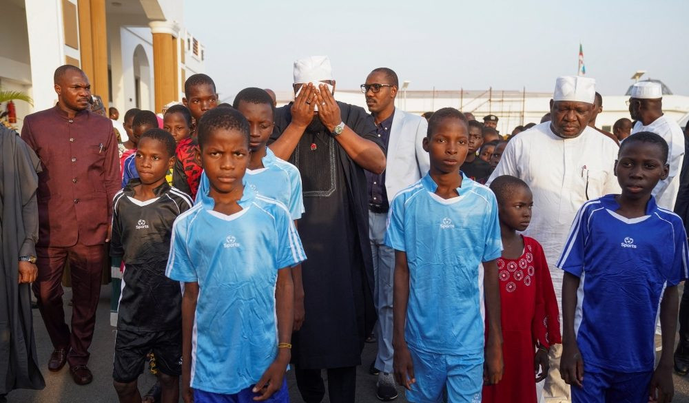 Los alumnos de la escuela católica St. Mary’s de Papiri, Nigeria, llegan a la sede del Gobierno del estado de Níger el 8 de diciembre de 2025, tras ser liberados del cautiverio en el que se encontraban desde su secuestro por hombres armados el 21 de noviembre. Las autoridades eclesiásticas confirmaron que los 130 alumnos restantes fueron liberados el 21 de diciembre, poniendo fin a un calvario de un mes que comenzó cuando más de 300 alumnos fueron secuestrados de la escuela diocesana del estado de Níger. (OSV News/Marvellous Durowaiye, Reuters)