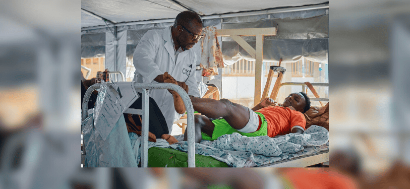 Samson Muhindo Kalumbi, del Comité Internacional de la Cruz Roja, atiende a Jean-Baptiste Kambale Viriko, de 27 años, en el Hospital General de Beni, en la provincia de Kivu del Norte, en el Congo, el 2 de octubre de 2025. Viriko recibió un disparo en el muslo mientras se veía envuelto en los combates entre combatientes del M23 y una milicia local. El 14 de noviembre, en la misma provincia, miembros de las Fuerzas Democráticas Aliadas, un grupo leal al Estado Islámico, atacaron una clínica dirigida por las Hermanas de la Presentación, matando a 15 personas antes de robar medicamentos e incendiar la clínica. (OSV News/Gradel Muyisa Mumbere, Reuters)