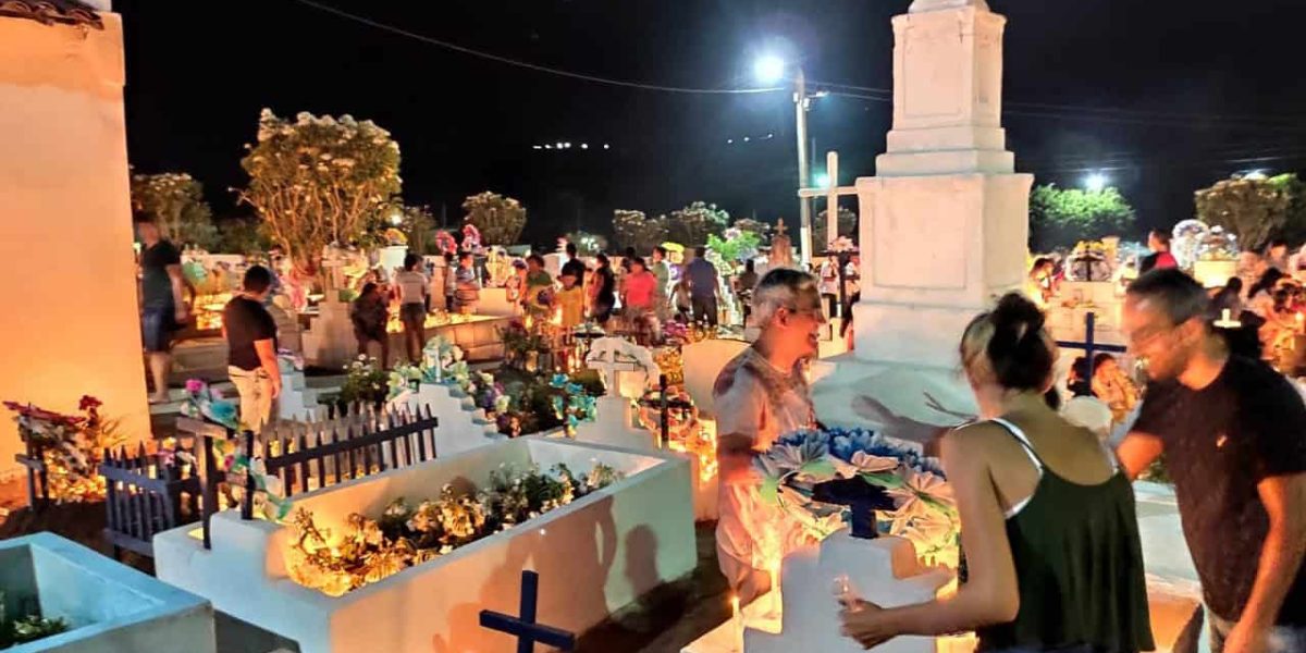 En el Día de los Fieles Difuntos (2 de noviembre), las familias en Brasil concurren los cementerios para limpiar y decorar las tumbas de sus seres queridos con flores frescas, velas, recuerdos personales, realizar vigilias o incluso pasar la noche en el cementerio para orar, reflexionar y honrar a sus seres queridos que han fallecido. (Cortesía de Kathy Bond/Brasil)