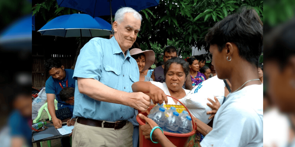 El Padre Maryknoll John Barth distribuye comida y agua a sobrevivientes de un terremoto en Myanmar a inicios de este año. A través de la Diócesis de Mandalay en Myanmar, el Padre Barth gestionó los fondos recolectados por la Sociedad Maryknoll para llevar ayuda a los necesitados. (Cortesía de John Barth/Myanmar)