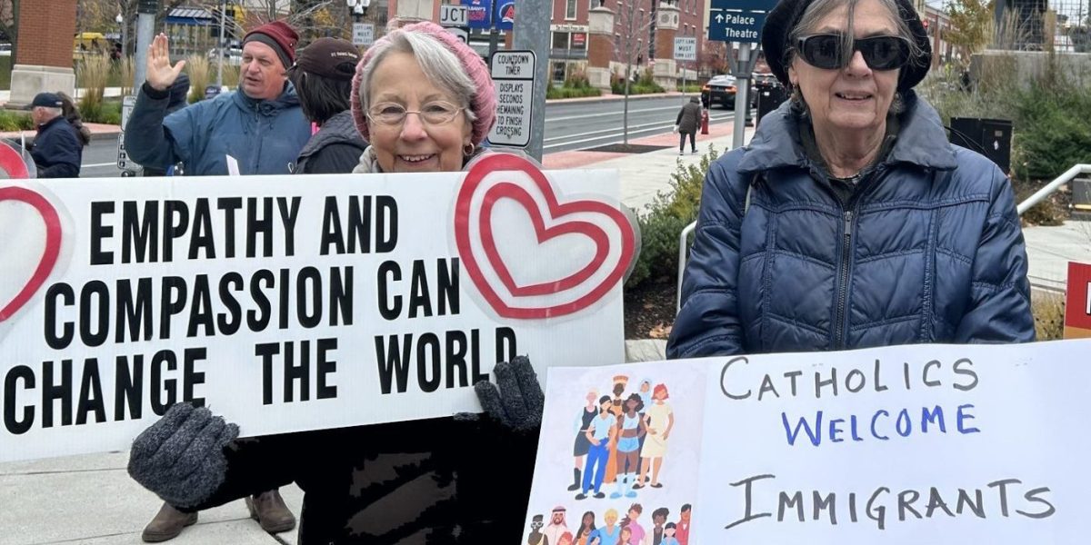 Afiliados Maryknoll en Albany, Nueva York, sostienen carteles en una vigilia de oración durante la festividad de Santa Francisca Javiera Cabrini, patrona de los inmigrantes, el 14 de noviembre de 2025. (Cortesía de los afiliados Maryknoll/EE. UU.)