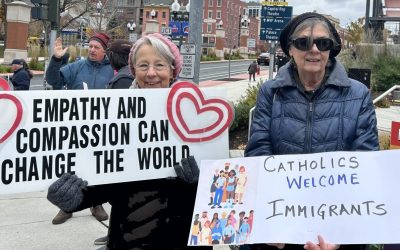 Afiliados Maryknoll en Albany, Nueva York, sostienen carteles en una vigilia de oración durante la festividad de Santa Francisca Javiera Cabrini, patrona de los inmigrantes, el 14 de noviembre de 2025. (Cortesía de los afiliados Maryknoll/EE. UU.)