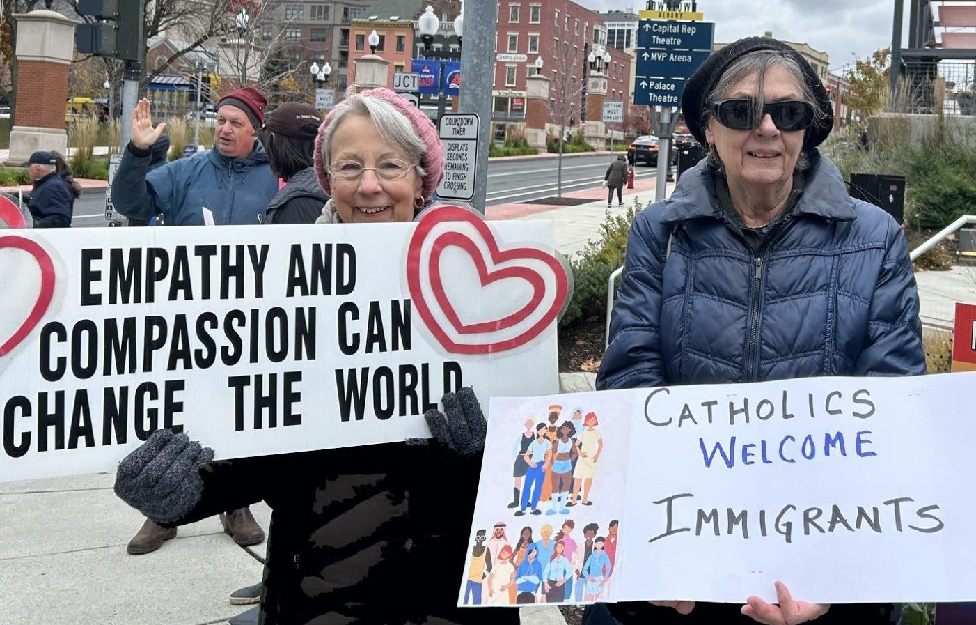 Afiliados Maryknoll en Albany, Nueva York, sostienen carteles en una vigilia de oración durante la festividad de Santa Francisca Javiera Cabrini, patrona de los inmigrantes, el 14 de noviembre de 2025. (Cortesía de los afiliados Maryknoll/EE. UU.)