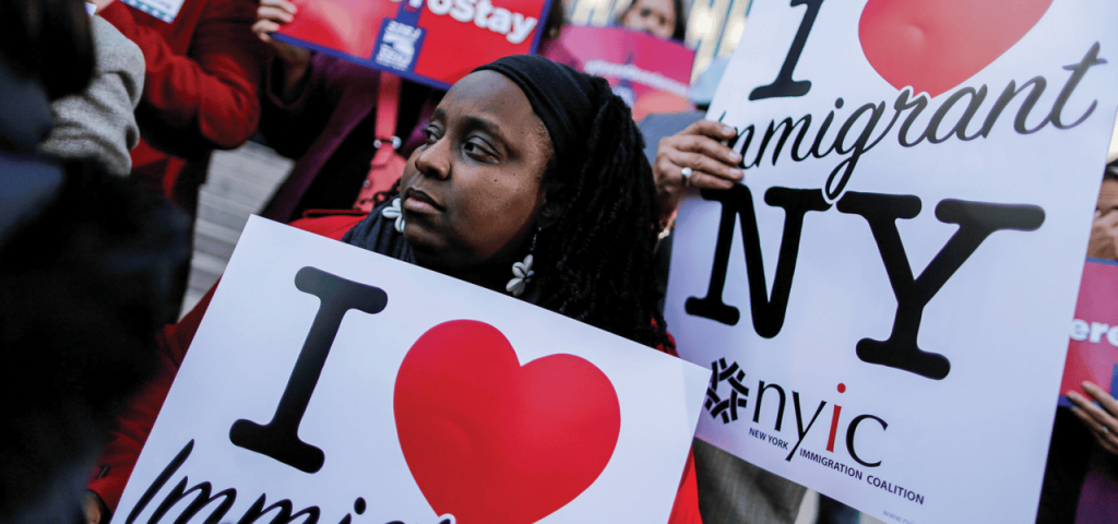 Inmigrantes haitianos y simpatizantes en la ciudad de Nueva York sostienen pancartas en apoyo al Estatus de Protección Temporal (TPS) en 2017. El 2021, el gobierno de Biden otorgó a los ciudadanos haitianos elegibles residentes en EE. UU. la oportunidad de solicitar una nueva designación de TPS de 18 meses. (CNS/Eduardo Munoz, Reuters)