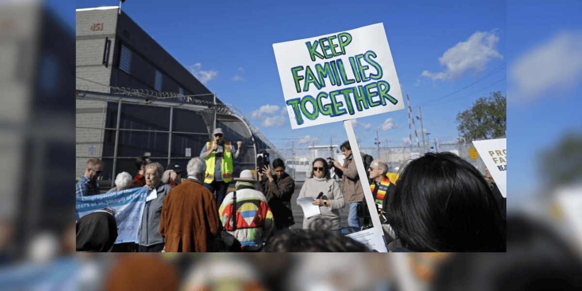 La gente se reúne para una vigilia de oración a favor de los inmigrantes frente al Delaney Hall, un centro de detención de migrantes en Newark, Nueva Jersey, el 22 de octubre de 2025. El evento estaba afiliado a la iniciativa nacional «Una Iglesia, una familia: testimonio público católico por los inmigrantes», organizada en respuesta a la continua represión de la administración Trump contra la inmigración no autorizada. Está previsto un evento similar para el 13 de noviembre, festividad de Santa Francisca Xavier Cabrini, patrona de los inmigrantes. (OSV News/Gregory A. Shemitz)
