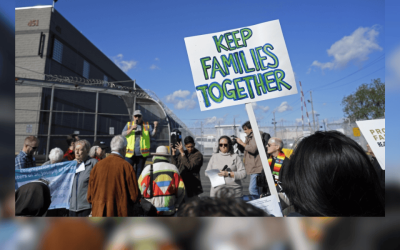La gente se reúne para una vigilia de oración a favor de los inmigrantes frente al Delaney Hall, un centro de detención de migrantes en Newark, Nueva Jersey, el 22 de octubre de 2025. El evento estaba afiliado a la iniciativa nacional «Una Iglesia, una familia: testimonio público católico por los inmigrantes», organizada en respuesta a la continua represión de la administración Trump contra la inmigración no autorizada. Está previsto un evento similar para el 13 de noviembre, festividad de Santa Francisca Xavier Cabrini, patrona de los inmigrantes. (OSV News/Gregory A. Shemitz)
