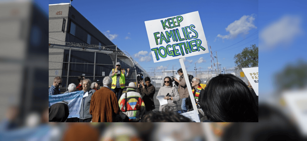 La gente se reúne para una vigilia de oración a favor de los inmigrantes frente al Delaney Hall, un centro de detención de migrantes en Newark, Nueva Jersey, el 22 de octubre de 2025. El evento estaba afiliado a la iniciativa nacional «Una Iglesia, una familia: testimonio público católico por los inmigrantes», organizada en respuesta a la continua represión de la administración Trump contra la inmigración no autorizada. Está previsto un evento similar para el 13 de noviembre, festividad de Santa Francisca Xavier Cabrini, patrona de los inmigrantes. (OSV News/Gregory A. Shemitz)